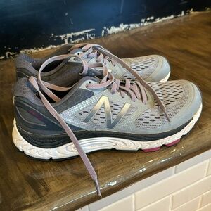 New balance tennis shoes